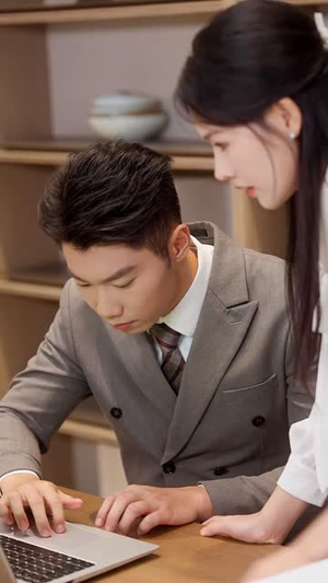 《许你一场昼夜长》（60集）短剧在线看精彩不停