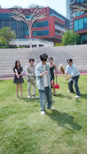 《反套路恋综顶流小花难招架》（80集）短剧在线观看乐趣多