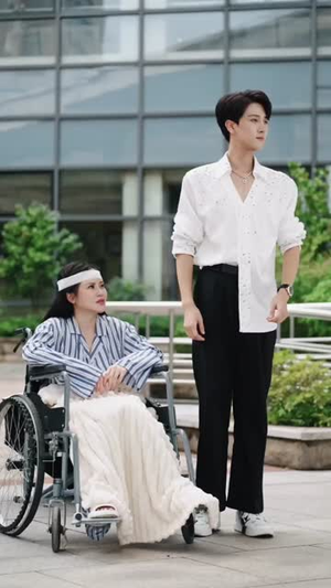 《年上月光之姐姐的专属骑士》（68集）免费短剧畅享全集追